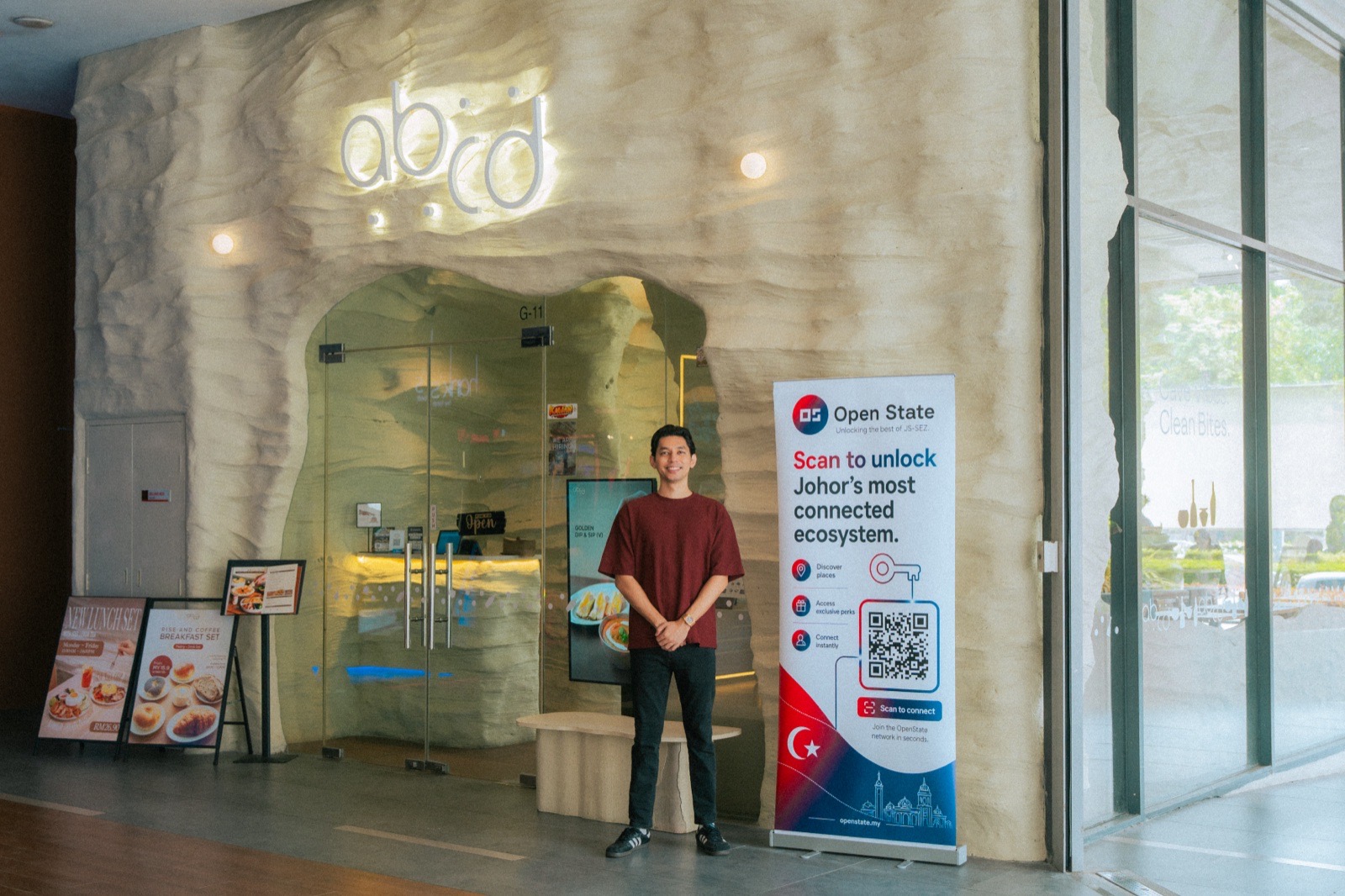 Pintu masuk ABCD Cafe dengan sepanduk Open State di sisi pintu kaca.