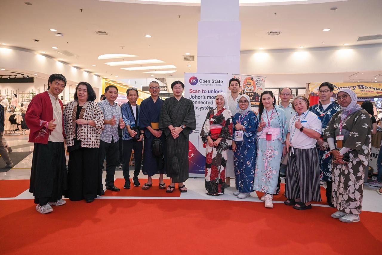 Peserta berkumpul di sisi sepanduk Open State di Tanabata Bon Odori Matsuri 2026.